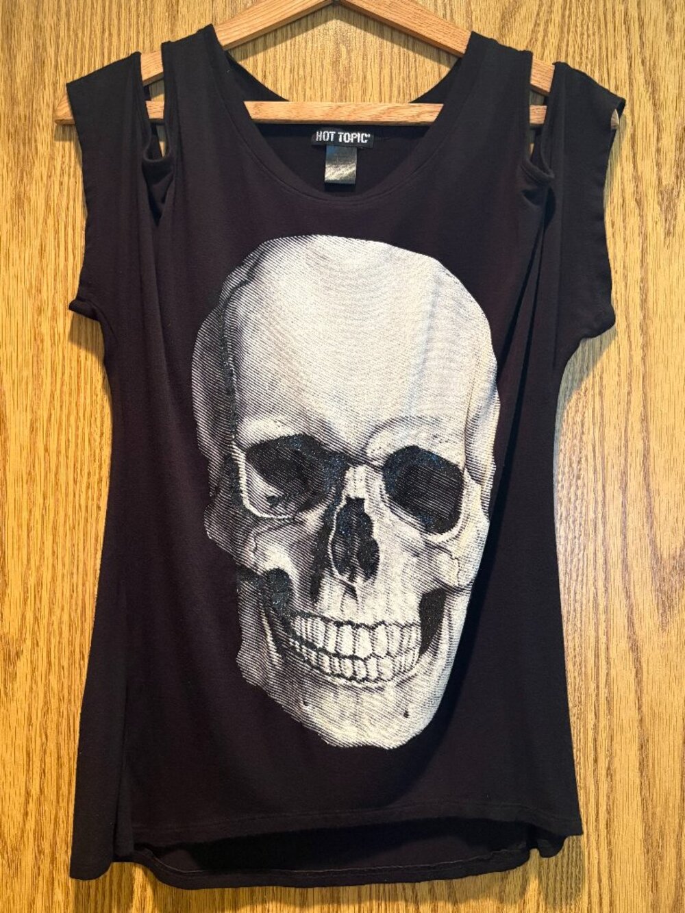 Hot Topic Skull Cold Shoulder Graphic Tee Size M
